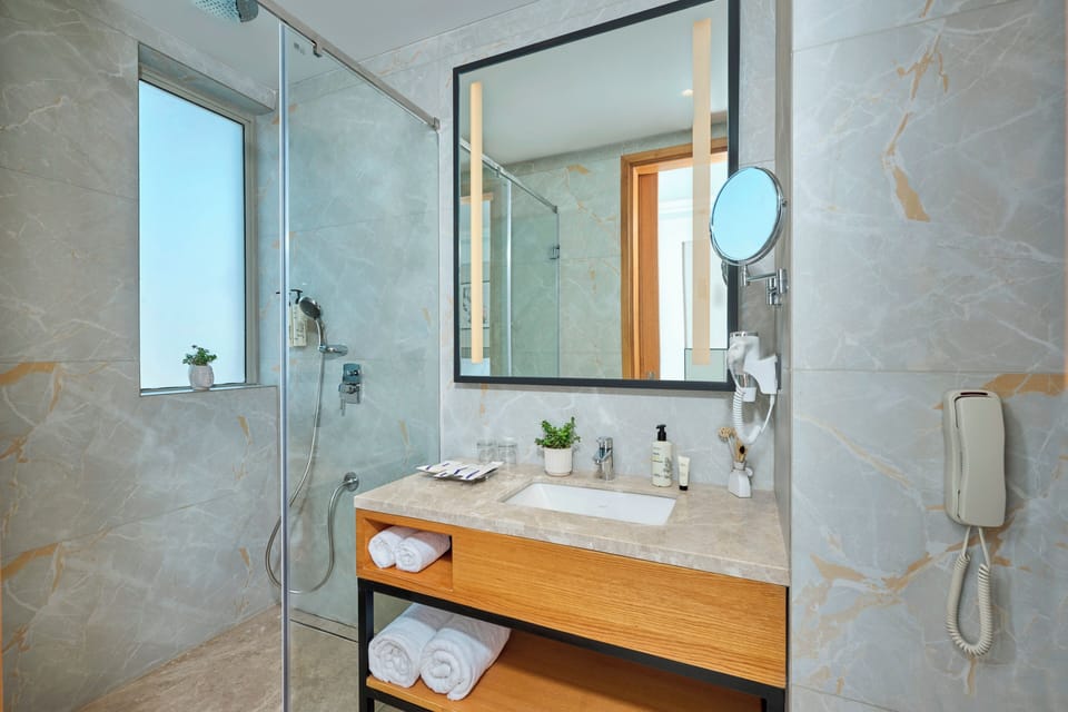 Shower, rainfall showerhead, free toiletries, hair dryer