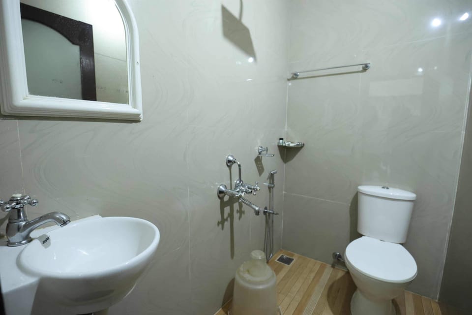 Deluxe Quadruple Room | Bathroom | Free toiletries, towels, soap, shampoo