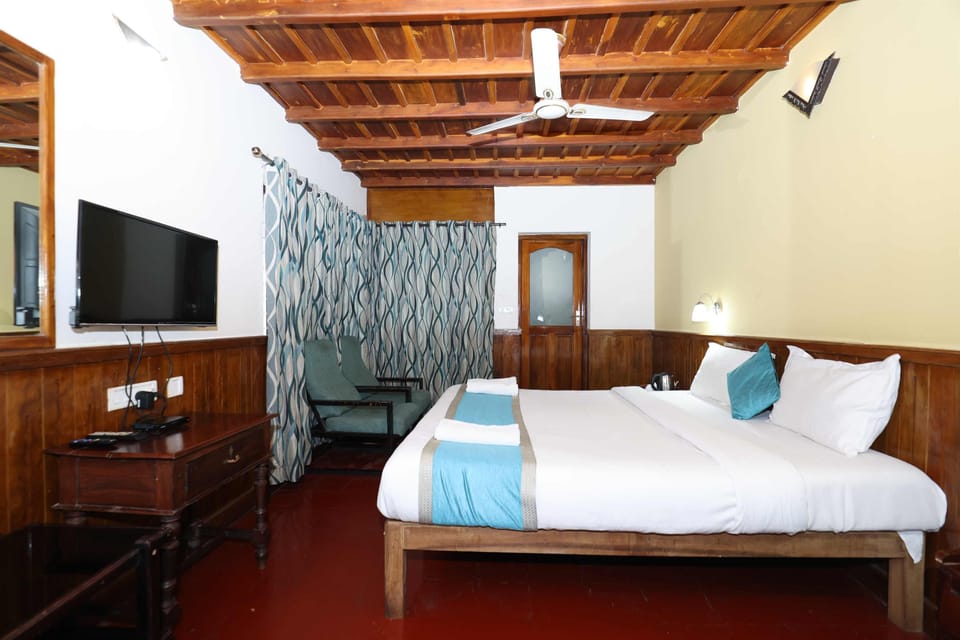 Honeymoon Studio Suite | Desk, laptop workspace, free WiFi