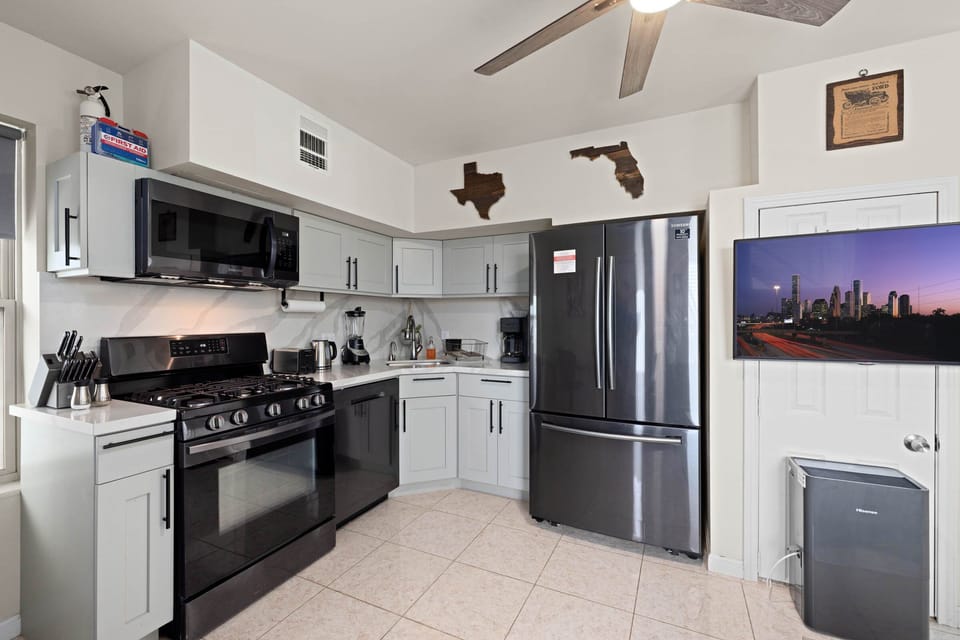 Fully equipped kitchen with stainless steel appliances and high quality granite countertops. Coffee bar included!
