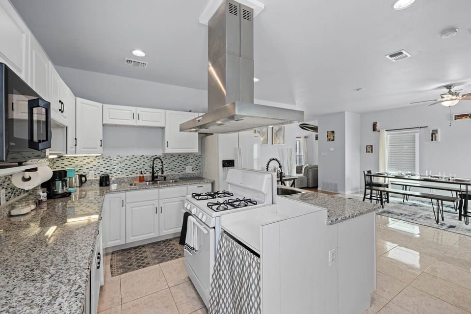 Fully equipped kitchen with high quality granite countertops.