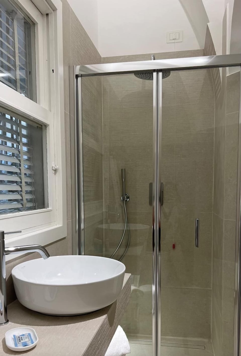 Deluxe Room | Bathroom | Shower, free toiletries, hair dryer, towels