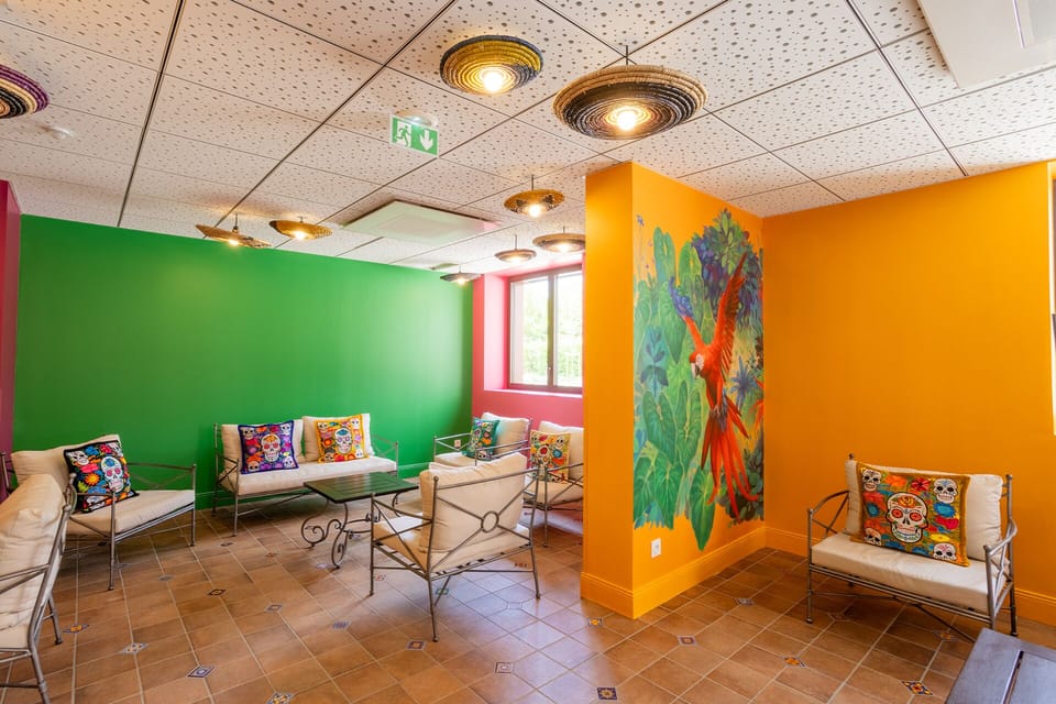Lobby lounge