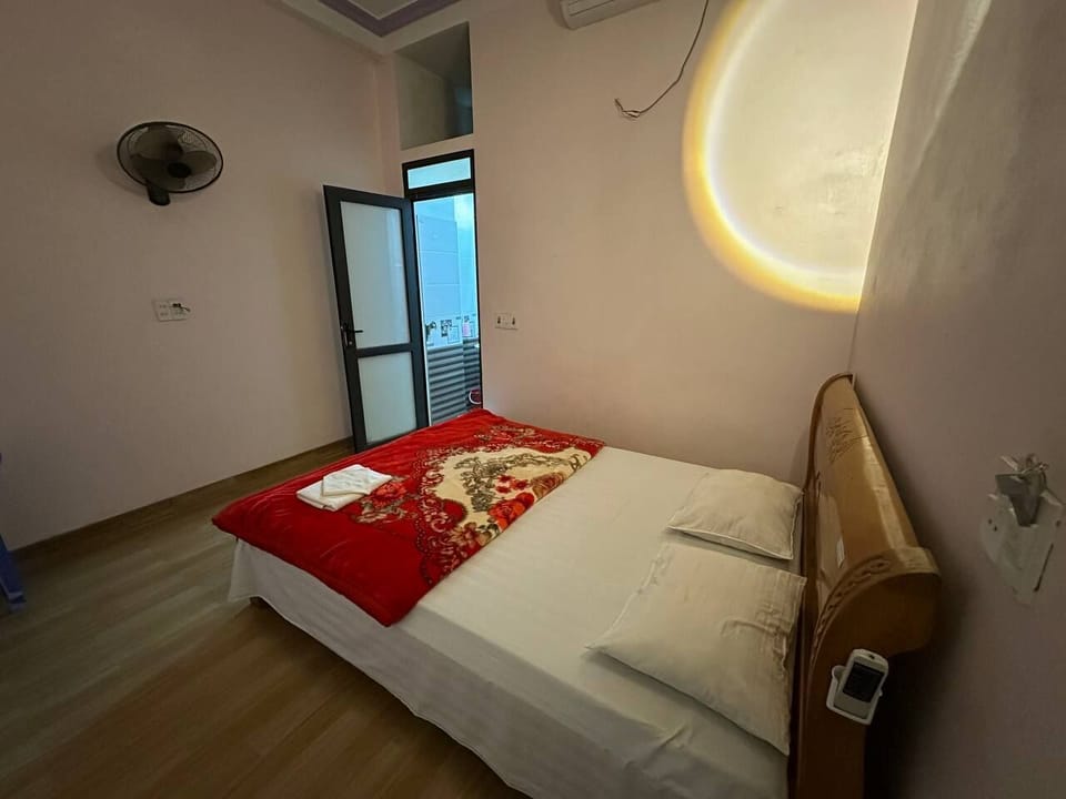 Standard Double Room, 1 King Bed, Non Smoking, Private Bathroom | Desk, free WiFi