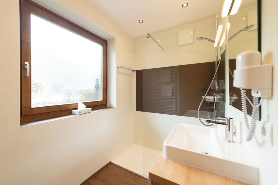 Comfort Double Room, Balcony, Mountain View | Bathroom | Hair dryer, towels, soap, shampoo