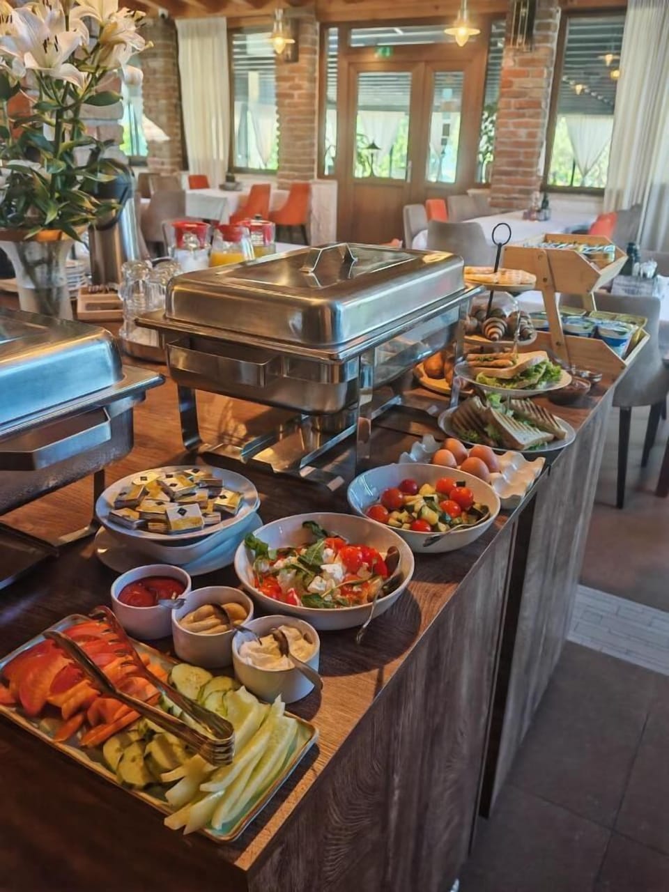 Free daily self-serve breakfast