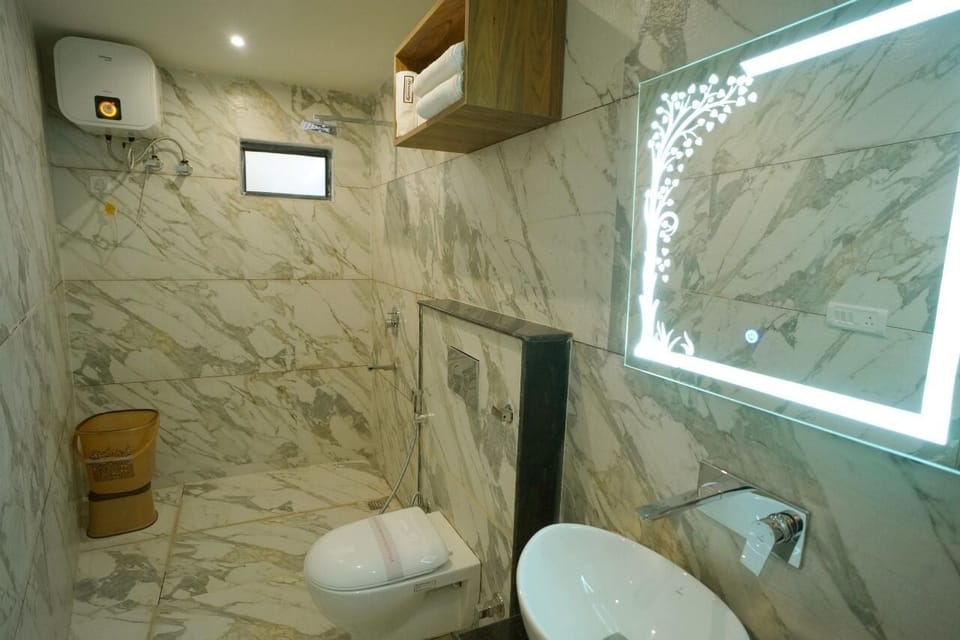 Deluxe Double Room, City View | Bathroom | Towels