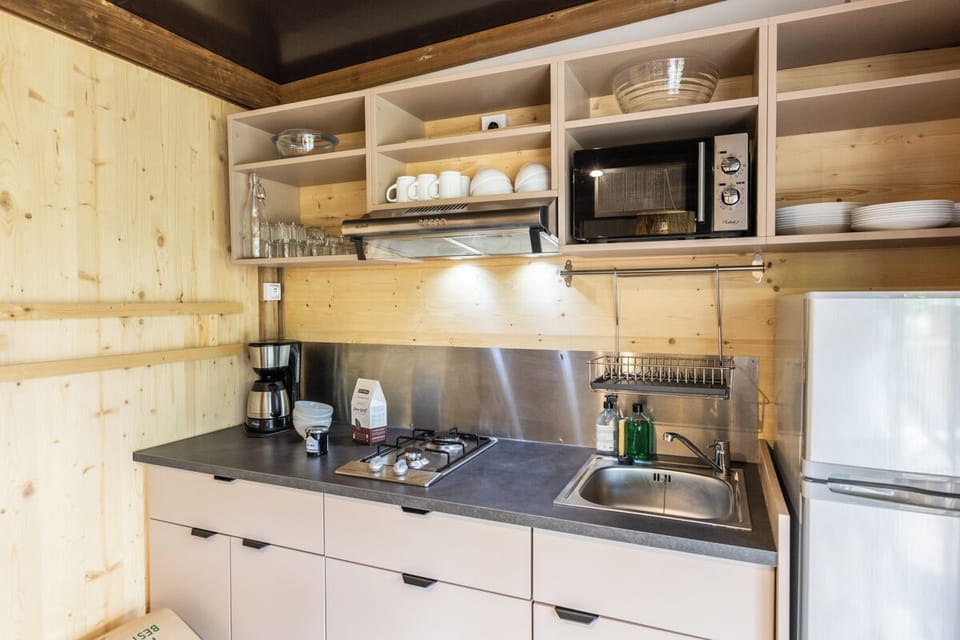 Family Chalet (Chalet Portland) | Private kitchen | Highchair, cleaning supplies