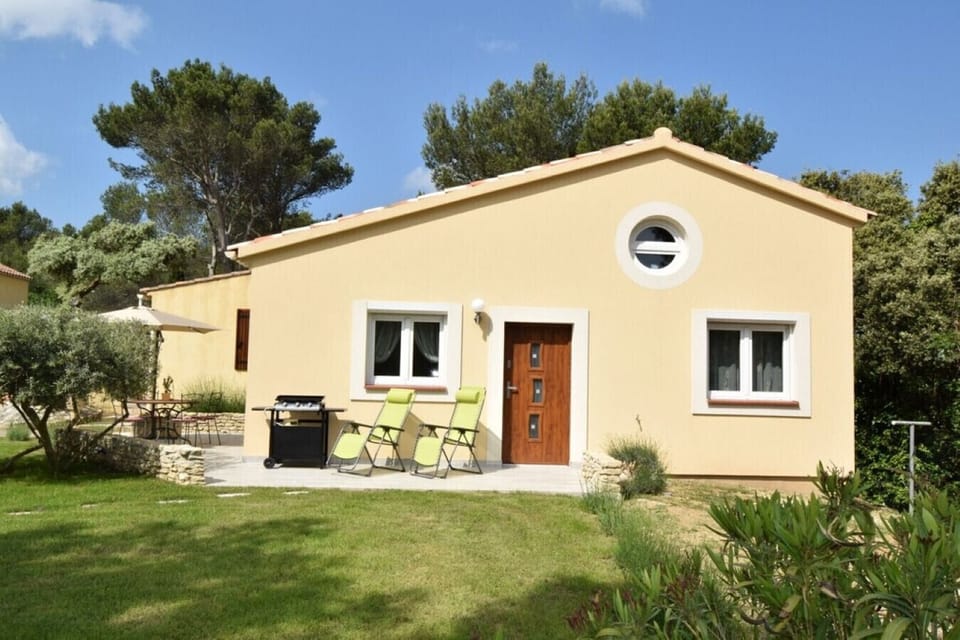 Holiday rental Orgon Alpilles Provence, gîte with swimming pool for rent 5 people. Book online with Plaisirs & Maisons de Provence facade