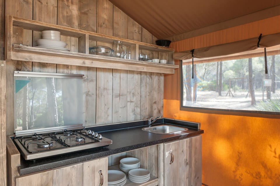 Deluxe Tent | Private kitchen | Coffee/tea maker, highchair