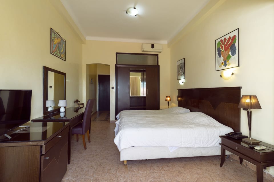 Classic Single Room | Minibar, in-room safe, desk, blackout drapes
