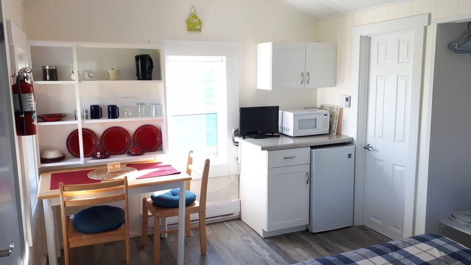 Comfort Cabin, 1 Queen Bed, Kitchenette, Ocean View | Premium bedding, memory foam beds, blackout drapes, free WiFi