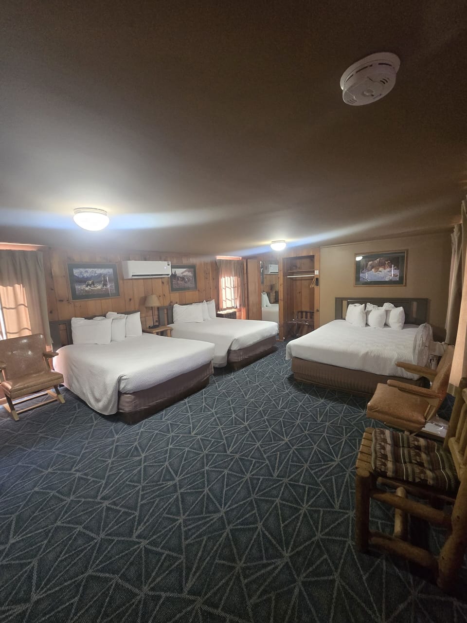 NEAR TO RIVER SIDE ROOM WITH THREE QUEEN BEDS | Premium bedding, Tempur-Pedic beds, free WiFi, bed sheets