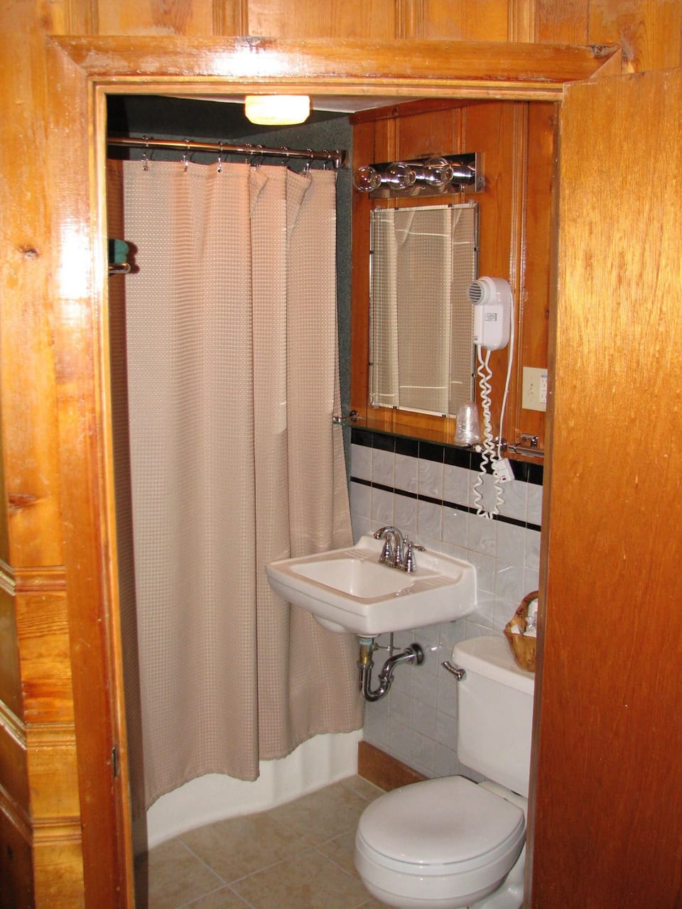 RIVER SIDE ROOM WITH 2 QUEEN BEDS (Riverside: #109, 113) | Bathroom | Free toiletries, towels