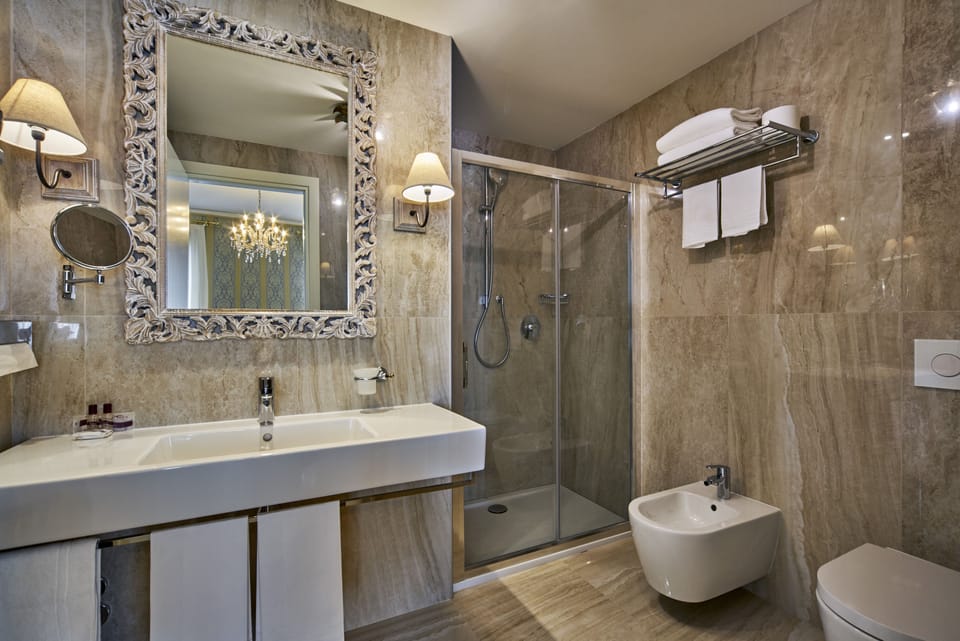 Deluxe Double Room, Canal View | Bathroom | Hair dryer, bidet, towels