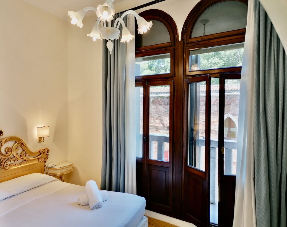 Superior Room, Canal View | Down comforters, minibar, in-room safe, desk