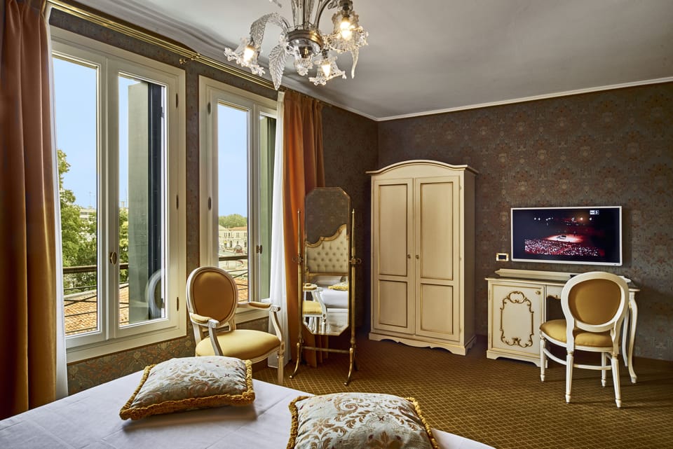 Deluxe Double Room, Canal View | Down comforters, minibar, in-room safe, desk