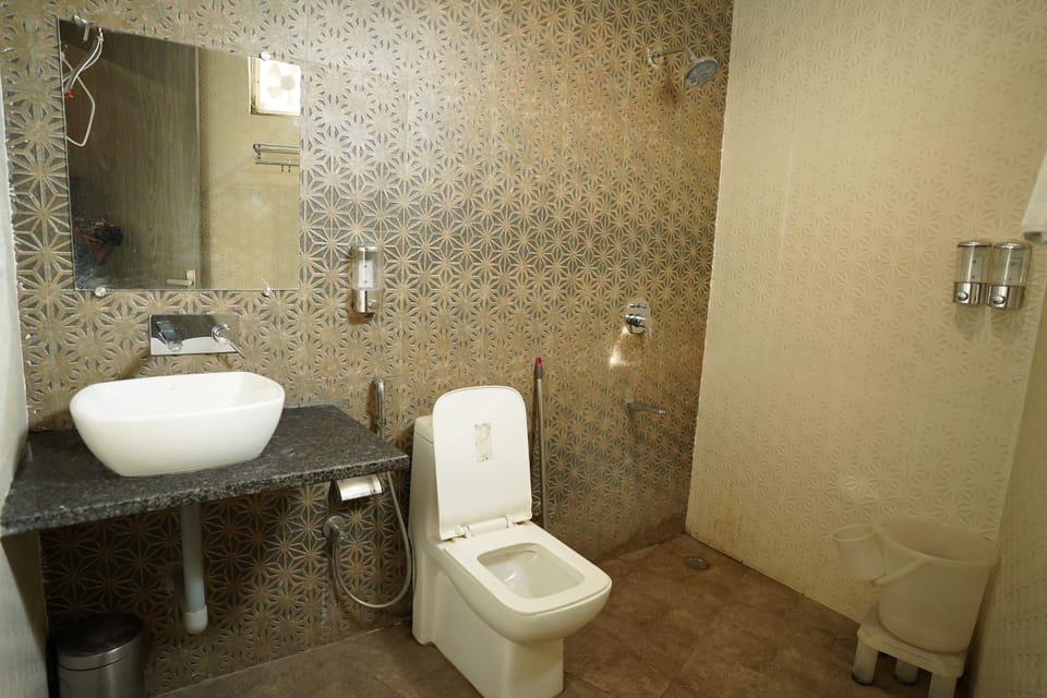 Family Double Room | Bathroom | Shower, free toiletries, bathrobes, bidet