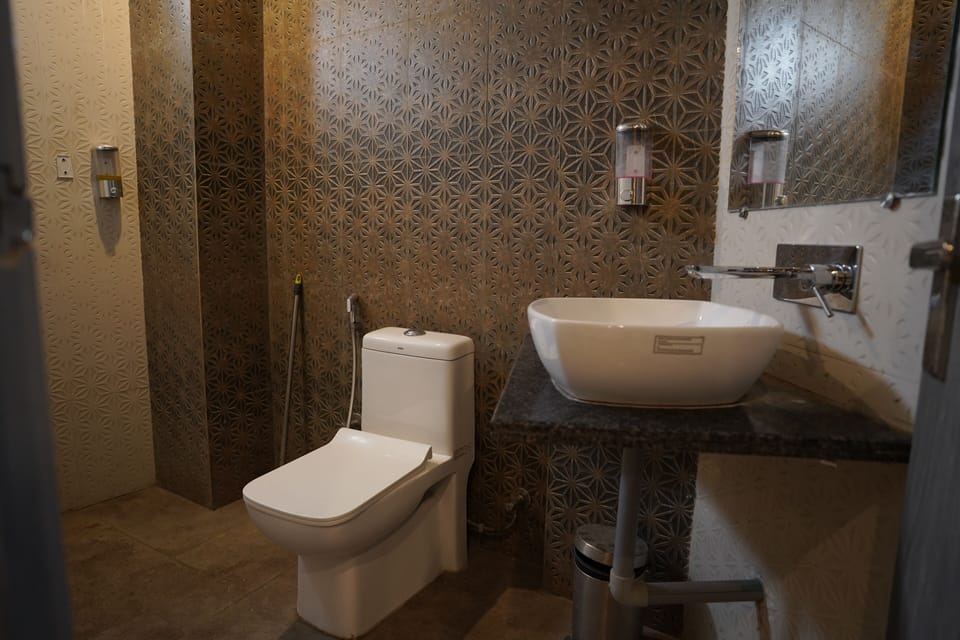 Deluxe Double Room | Bathroom | Shower, free toiletries, bathrobes, bidet