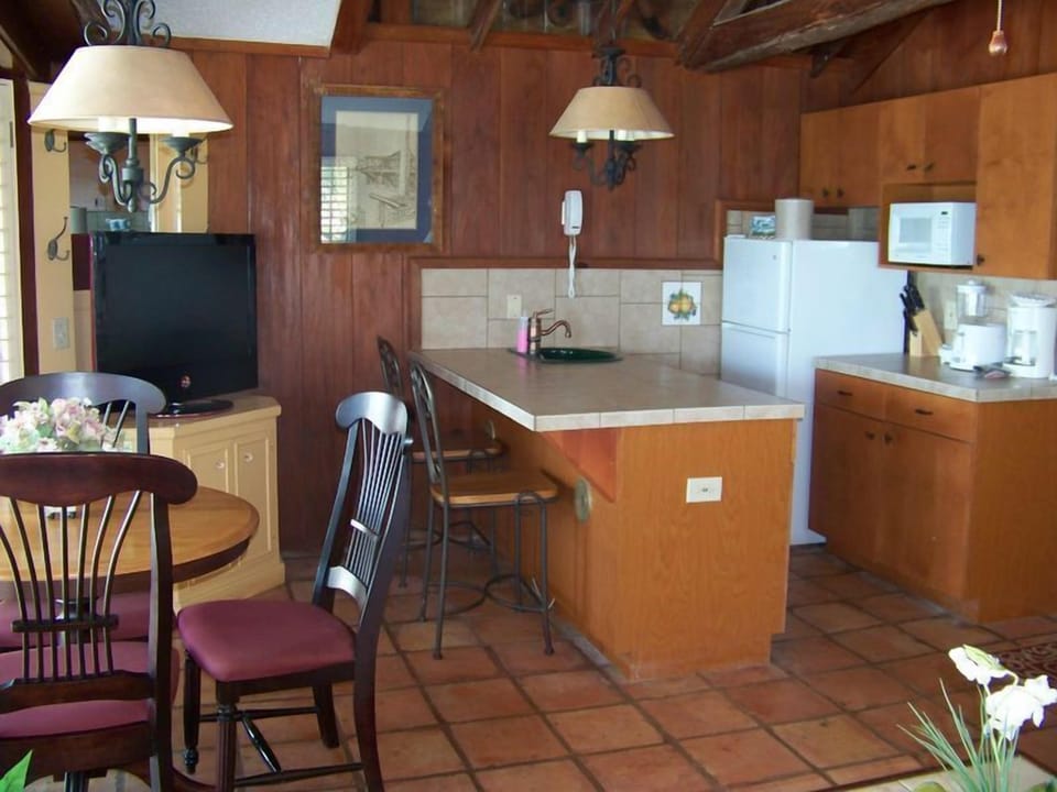 Studio | Private kitchen | Full-size fridge, microwave, coffee/tea maker, cookware/dishes/utensils