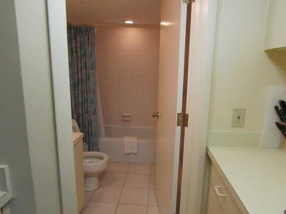 Studio | Bathroom | Combined shower/tub, free toiletries, hair dryer (on request), towels