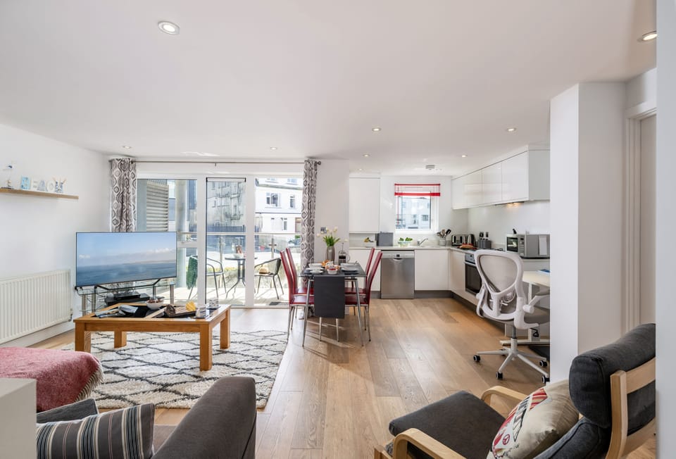 1 Ocean Gate, Newquay: Featuring sitting, dining and kitchen area