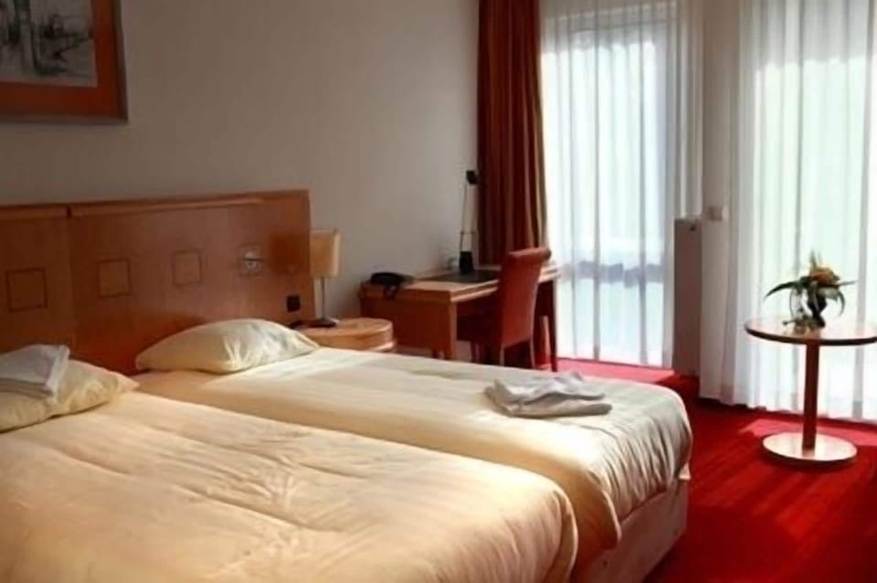 WiFi (free), bed sheets