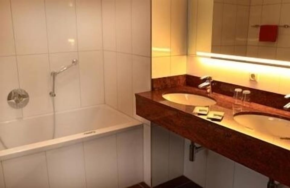 Bathroom | Free toiletries, towels