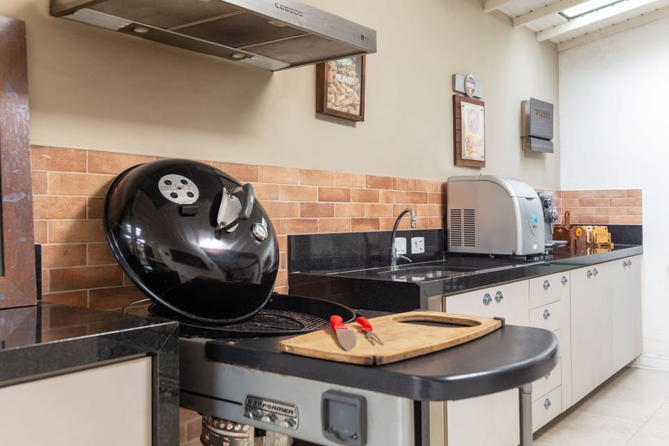 Deluxe Villa, 5 Bedrooms, Air conditioning | Private kitchen | Fridge, microwave, oven, stovetop