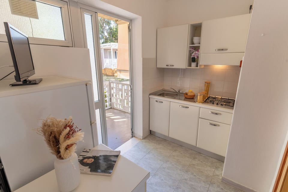 Standard Bungalow, Pets Allowed | Private kitchen | Stovetop, cookware/dishes/utensils, dining tables, kitchen islands