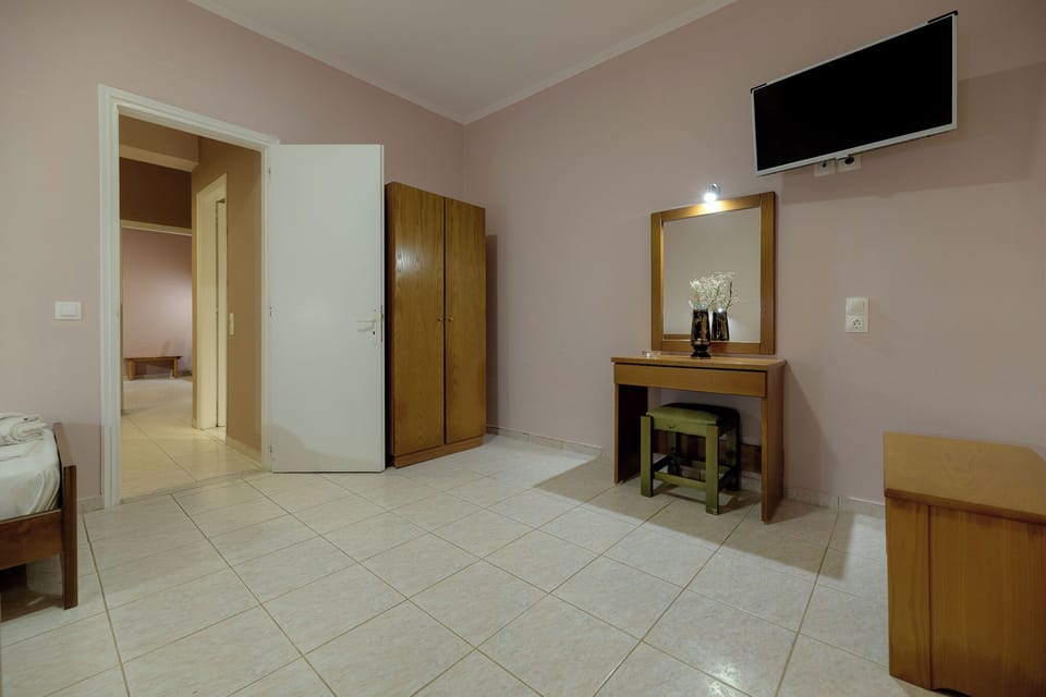 Family Apartment | Iron/ironing board, free WiFi, bed sheets