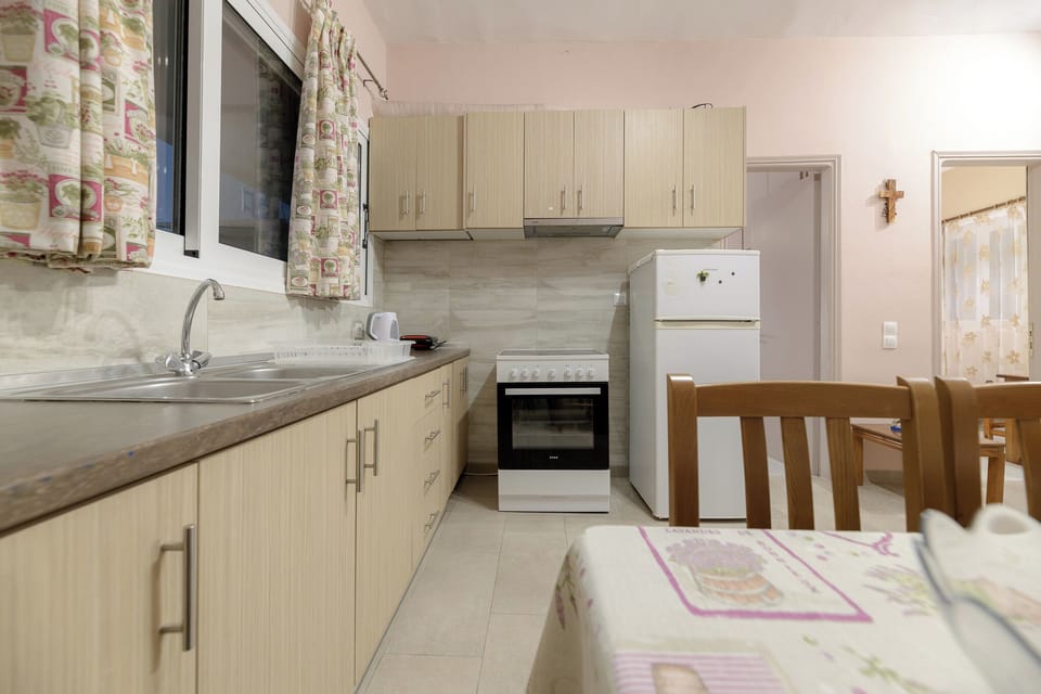 Apartment, 2 Bedrooms | Private kitchen | Electric kettle, toaster, cookware/dishes/utensils