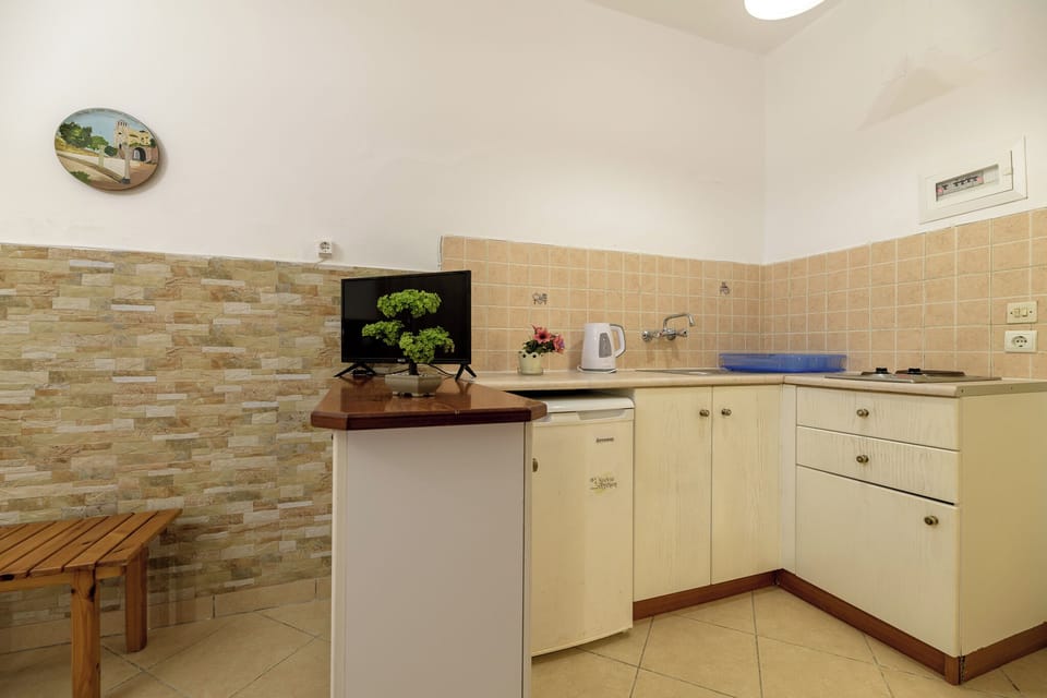 Triple Room | Private kitchenette | Electric kettle, toaster, cookware/dishes/utensils