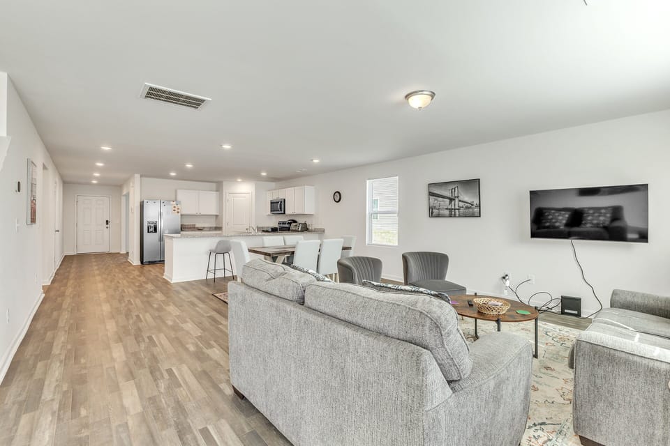 House, 5 Bedrooms | Living area | Smart TV