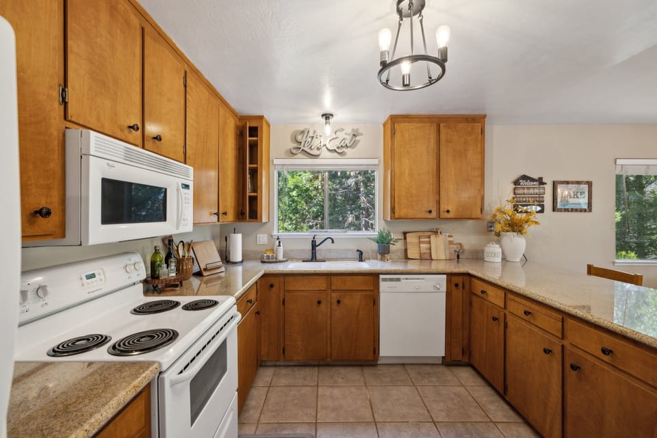 House, 5 Bedrooms | Private kitchen | Fridge, oven, coffee/tea maker, toaster