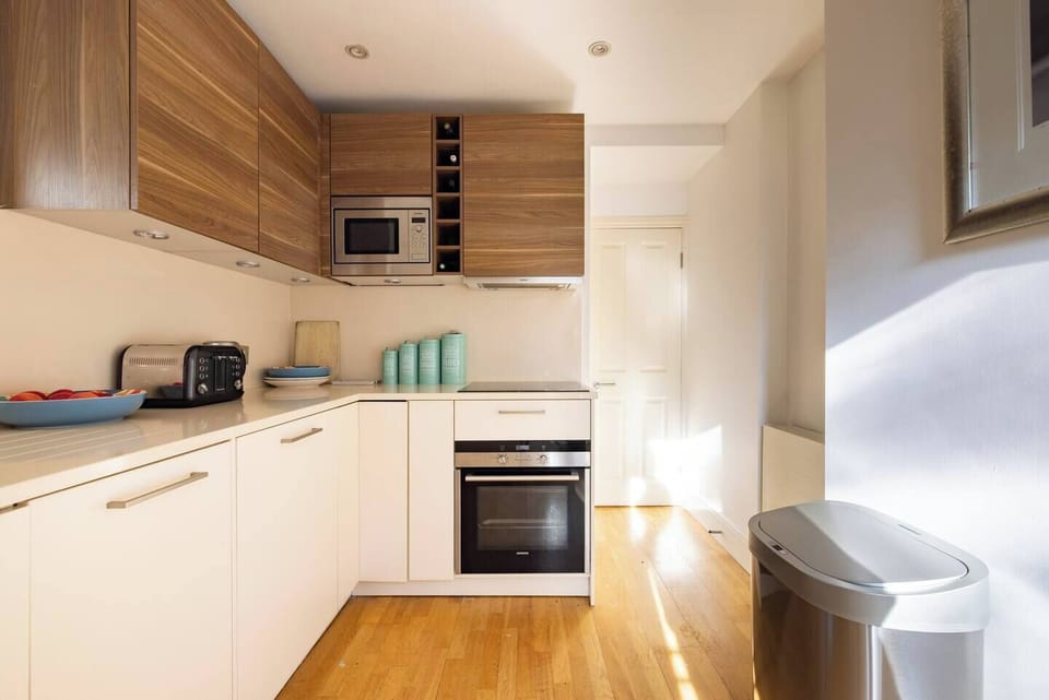 This thoughtfully designed culinary haven provides everything you need to unleash your inner chef. The sink's glass window allows natural light to filter in, creating a bright and airy atmosphere as you work your culinary magic.