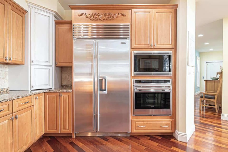 Double oven, massive fridge / freezer