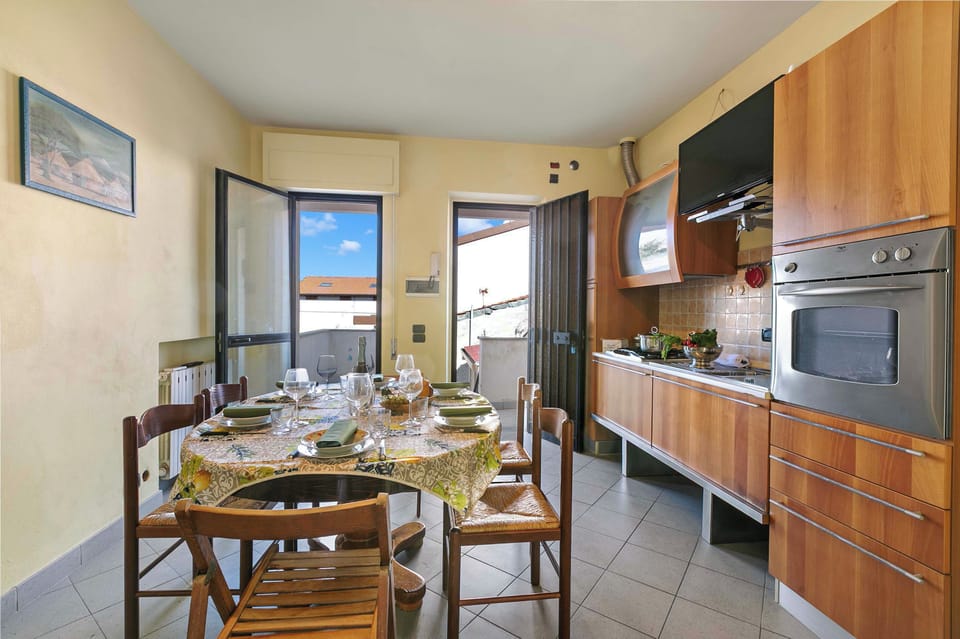Standard Apartment, 3 Bedrooms, Balcony (Appartamento Mako -  800M From The) | Dining