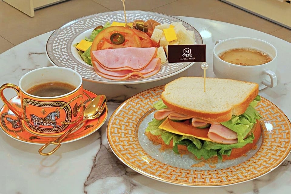 Free daily self-serve breakfast
