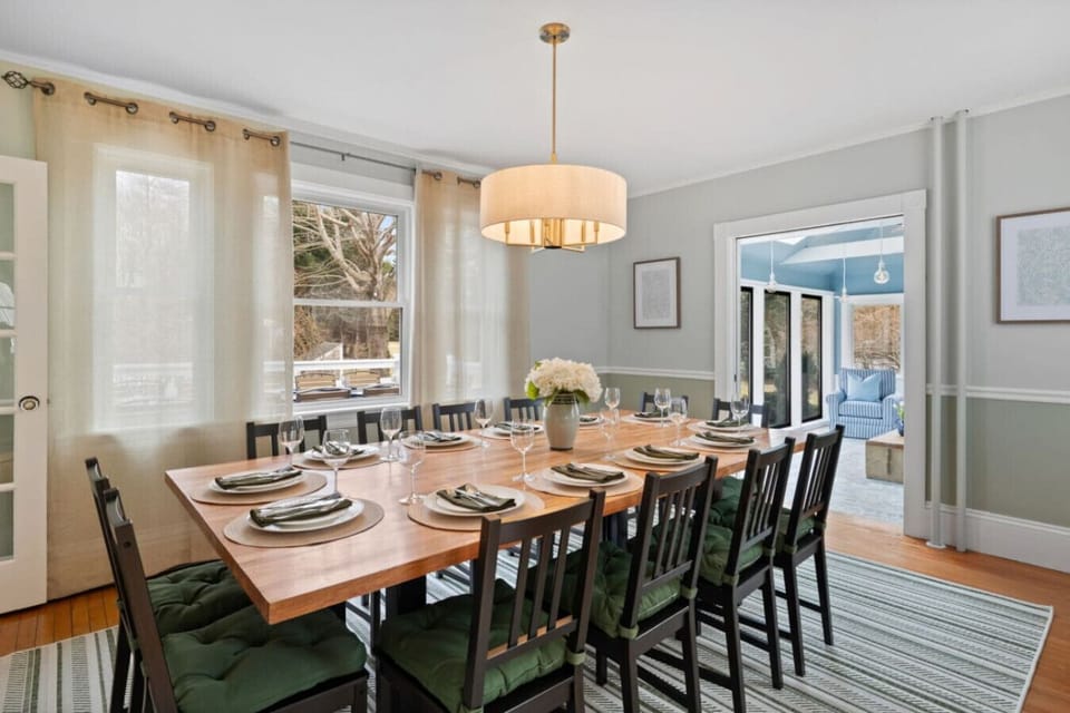 Dine in style with room for everyone at the table