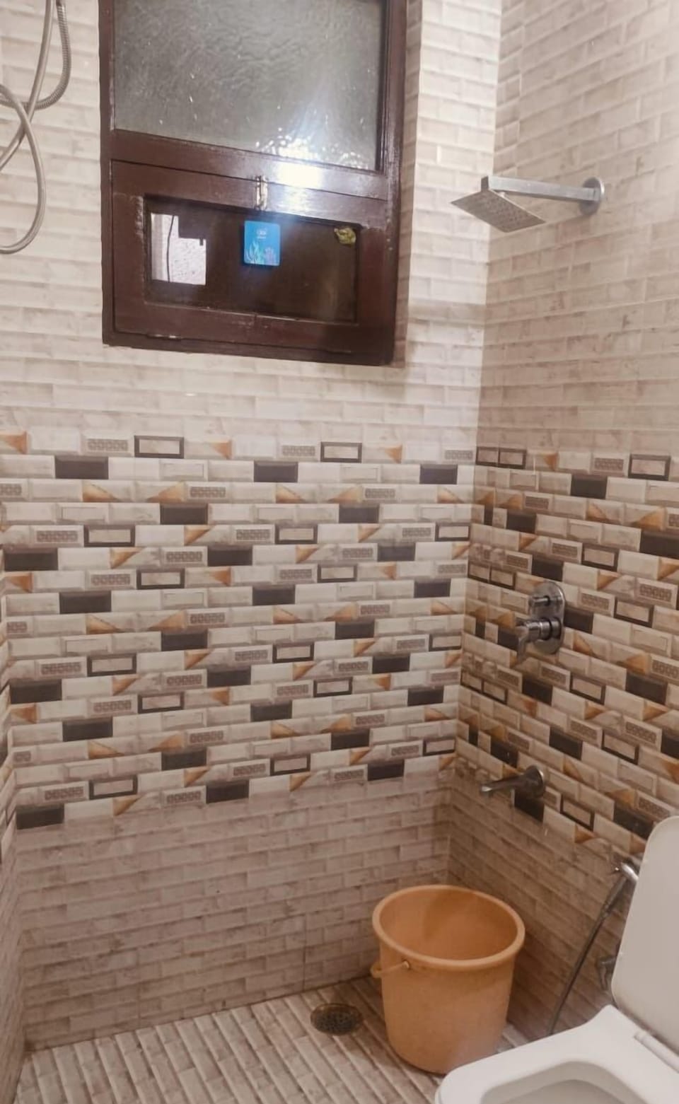 Deluxe Double Room, 1 King Bed | Bathroom | Shower, towels, soap, shampoo