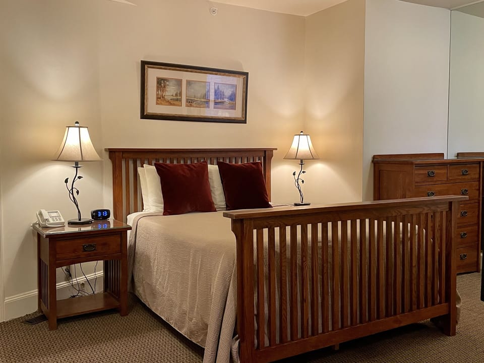 Premium Triple Room, Ensuite | Hypo-allergenic bedding, pillowtop beds, iron/ironing board, free WiFi