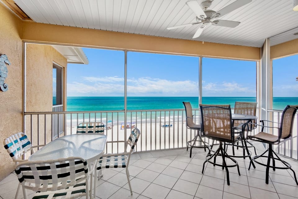 Balcony, Dining Area, Cocktail Table