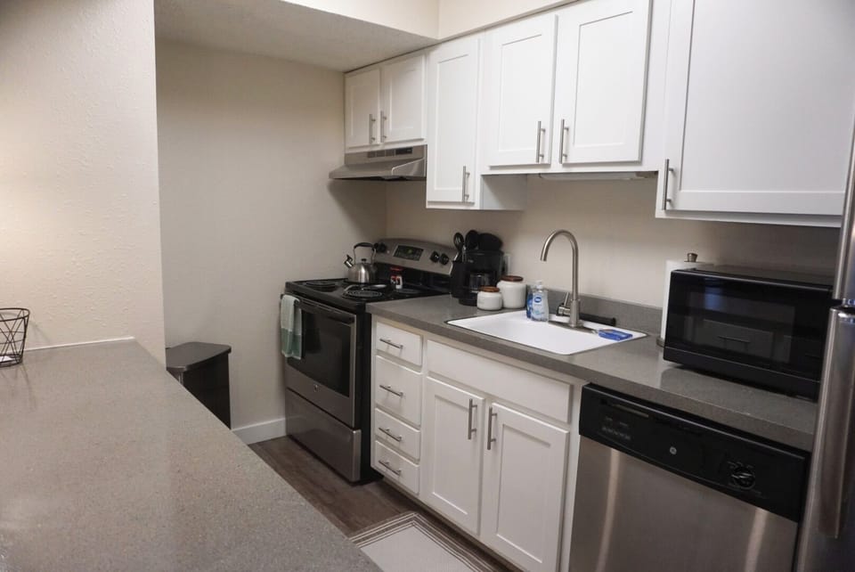 Full Kitchen w/ all cooking necessities provided