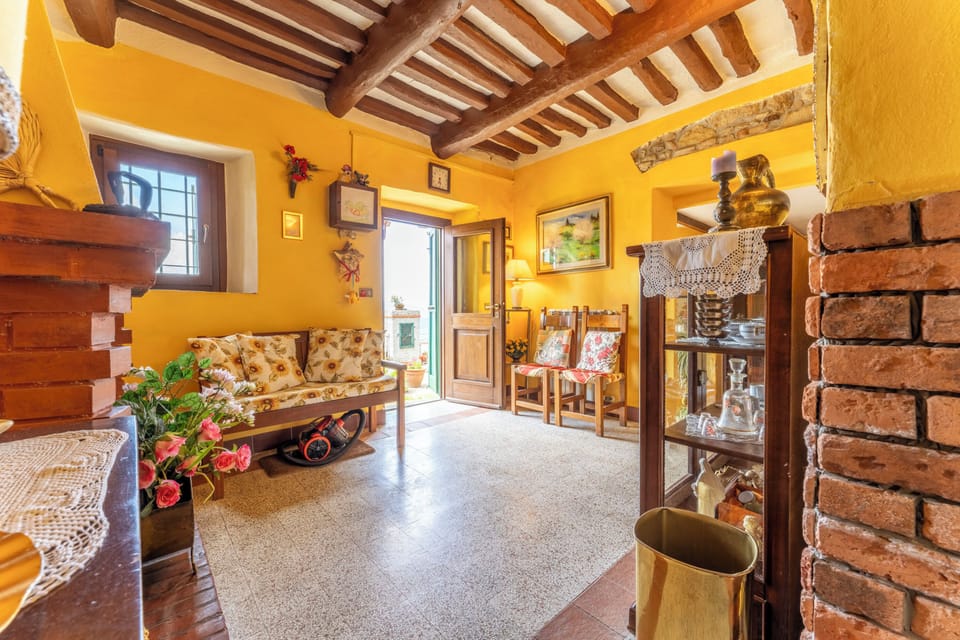 House, Patio, Courtyard View | Living area | 32-inch flat-screen TV with satellite channels