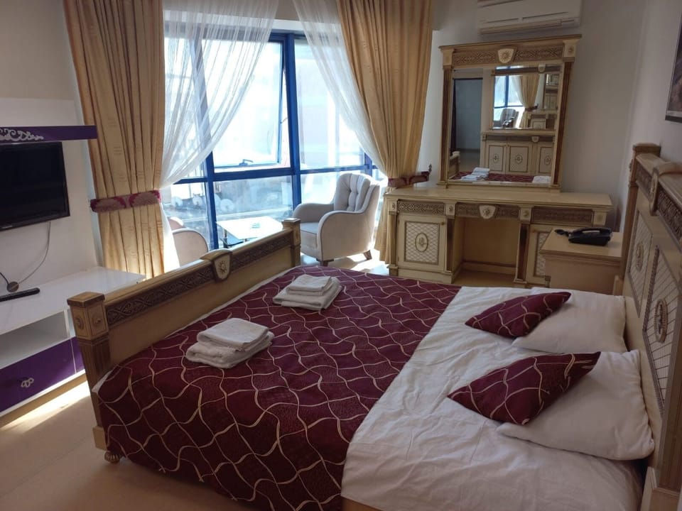 Standard Max 2 person room | Minibar, desk, laptop workspace, soundproofing