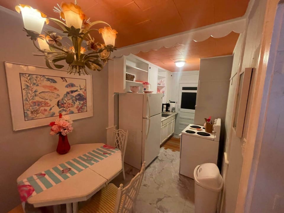 Economy Condo, 1 Bedroom, Non Smoking | In-room dining