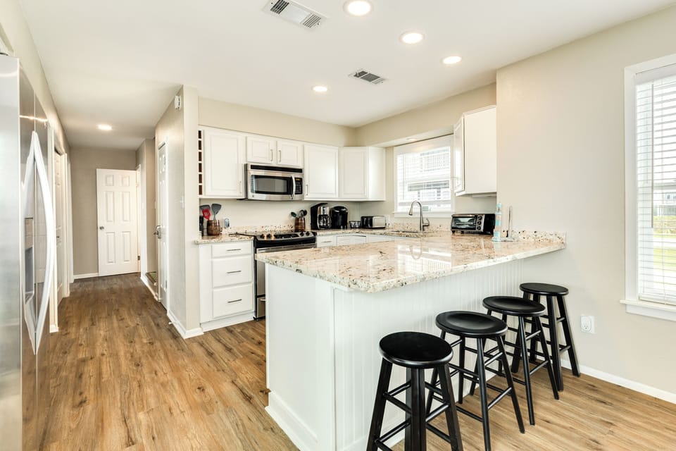 Seating for 4 more at the adjacent breakfast bar