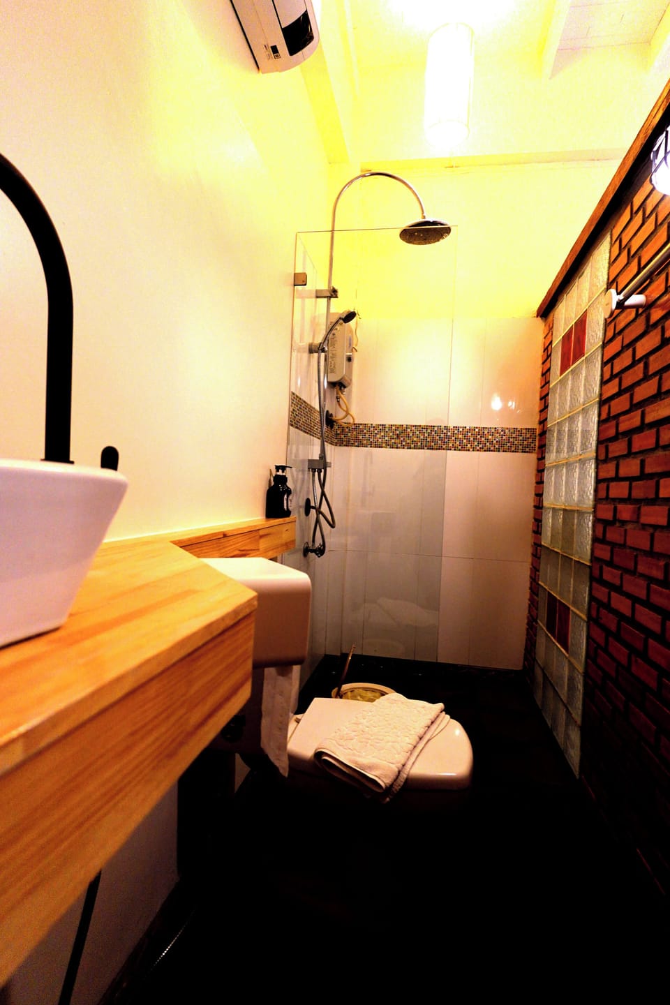 Superior Double Room | Bathroom | Shower, hair dryer, towels, soap