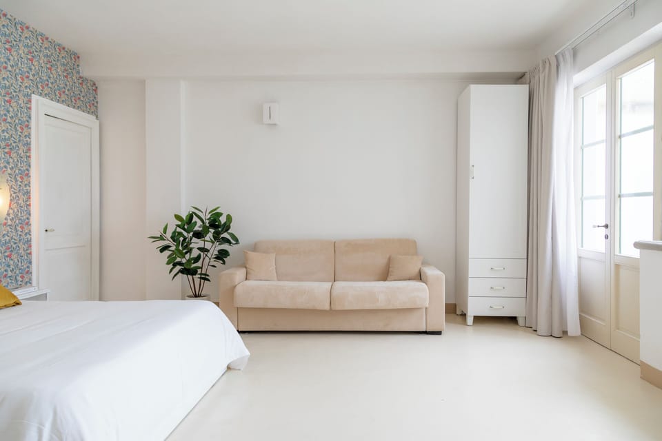 Suite | Down comforters, cribs/infant beds, free WiFi, bed sheets